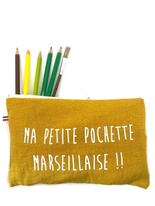 Trousse jaune avec l'inscription « Ma petite pochette marseillaise !! » et des crayons.